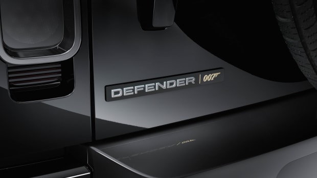 Defender V8 Bond Edition_Rear Badge1