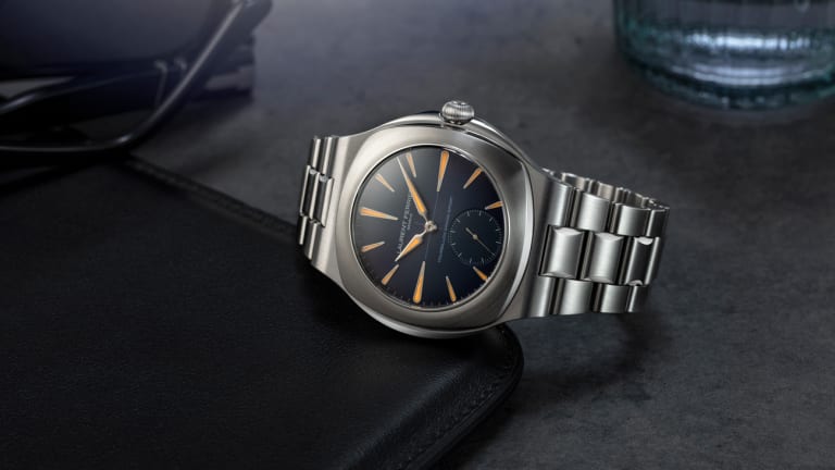 Laurent Ferrier launches its first watch with an integrated steel bracelet