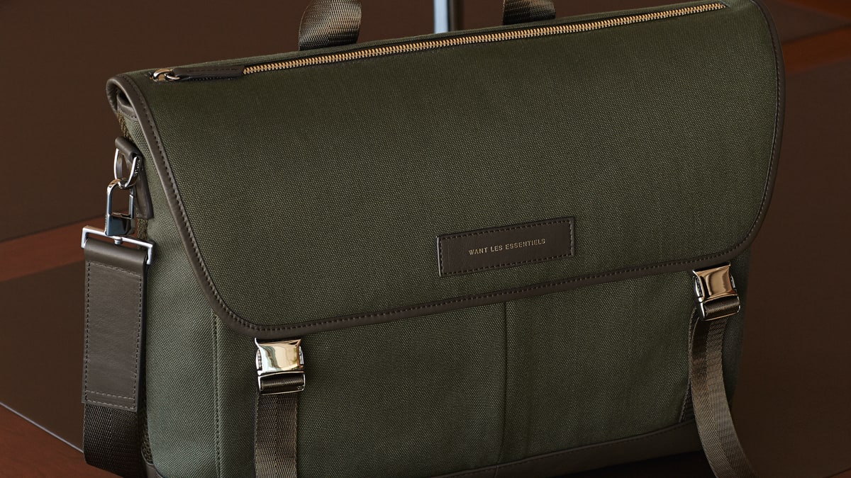 Want les essentiels hot sale messenger bag