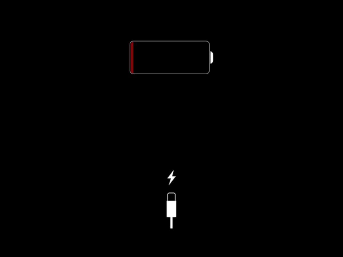Айфон становится черный экран. Разряженная батарея iphone. Экран зарядки айфона. Обои на зарядку телефона. Села батарея айфон.