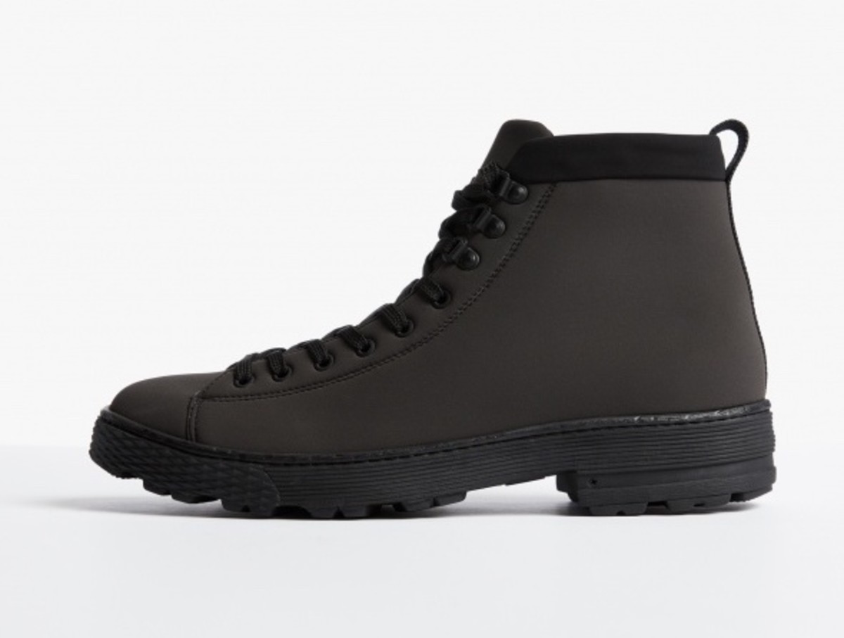 James Perse expands its footwear range with a modern boot for the fall ...